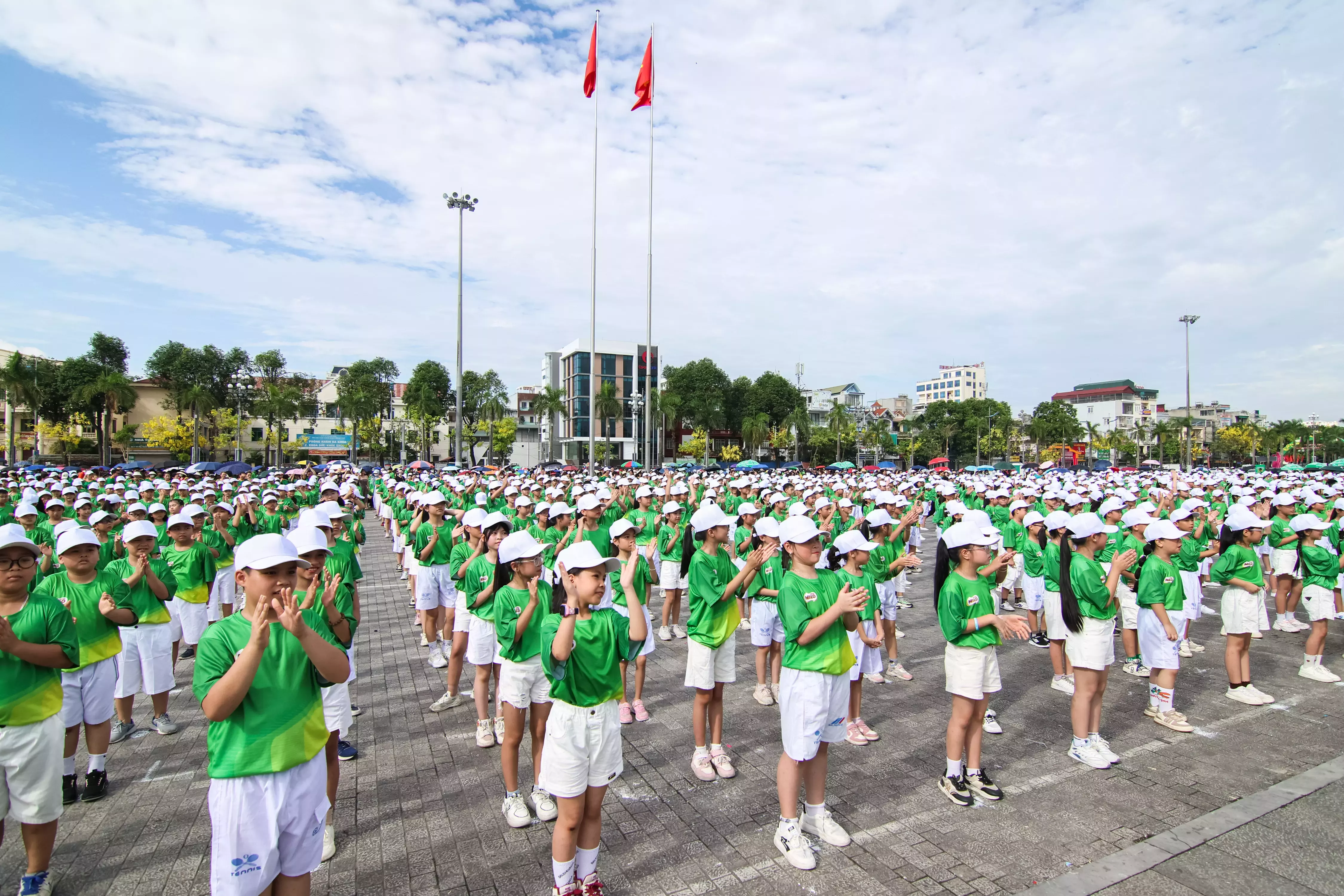 8.000 thiếu nhi và cán bộ, hướng dẫn viên, vận động viên của tỉnh Thanh Hóa và hơn 30 tỉnh, thành phố trong cả nước